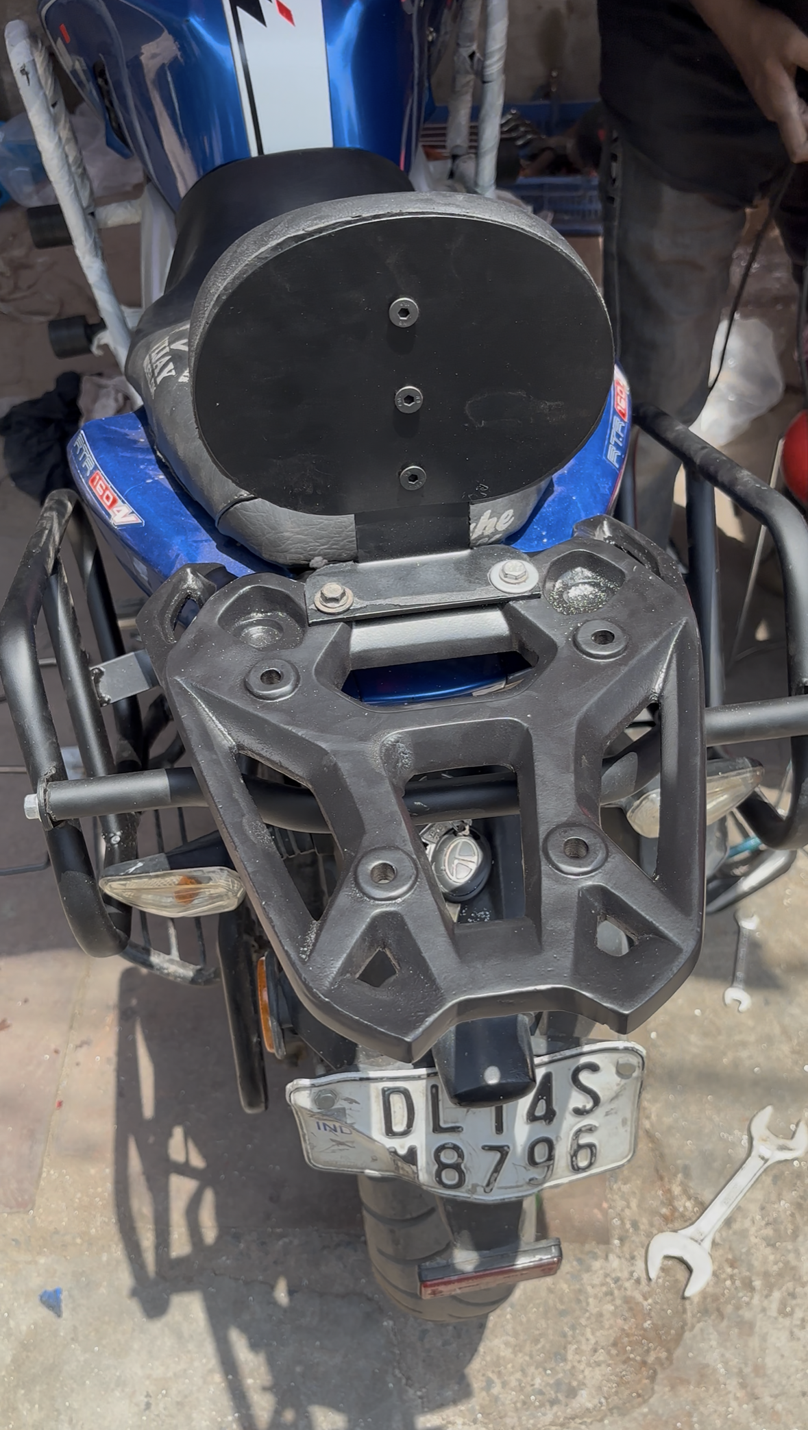 TVS Apache 160 4V Top Rack With Backrest Black | Heavy Duty Luggage Carrier Rack for Touring & Daily Use